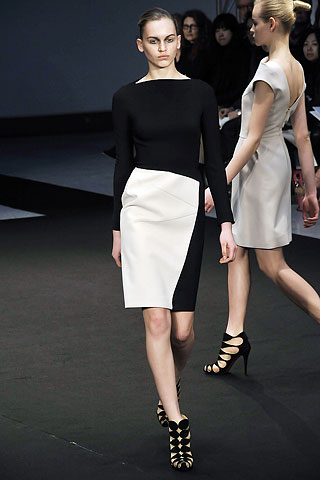 Vestido manga larga combinado negro y blanco Roland Mouret